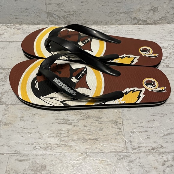 Washington Redskins Womans 6/7 Thongs Flip Flops Sandals medium see size Pic NEW - Picture 2 of 5